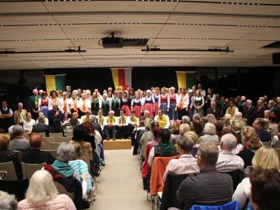 15 Alle TeilehmerInnen auf einer Bühne