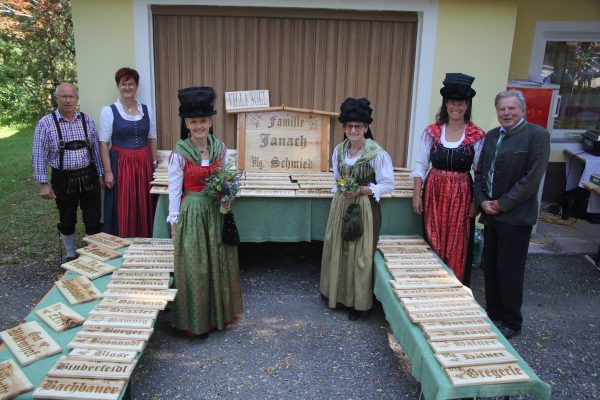 0. Mitglieder der Trachtengruppe mit Landesobmann DI Peter Fercher und Bezirksobfrau Gerhild Watscher