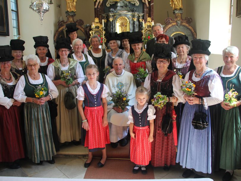 2. Gruppenbild mit Pfarrer Mag. Josef Scharf