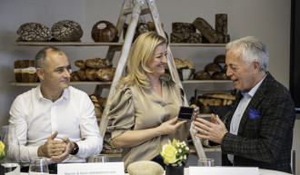 Bgm Herbert Gaggl heißt Martin und Karin Wienerroither herzlich in Moosburg willkommen und überreicht Frau Wienerroihter ein Armband mit dem Moosburg M.